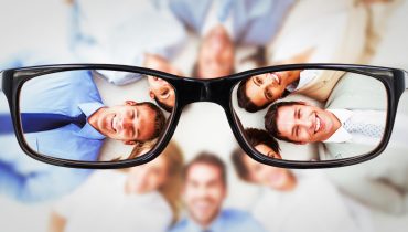 Cinci perechi de ochelari inovatori care fac mai mult decât să îți îmbunătățească vederea