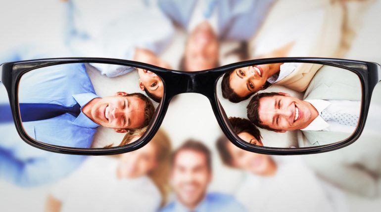 Cinci perechi de ochelari inovatori care fac mai mult decât să îți îmbunătățească vederea